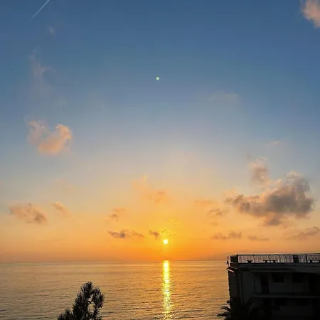 Sunny Terrace Pool 2 Min Apartment